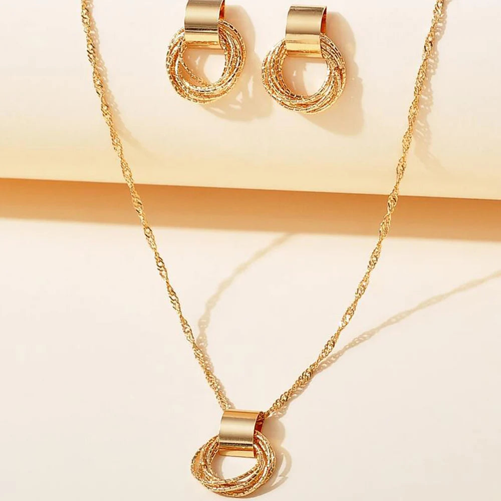 Conjunto de brincos com pingente de círculo, unidos por uma corrente dourada combinando lindamente com o tom prata.