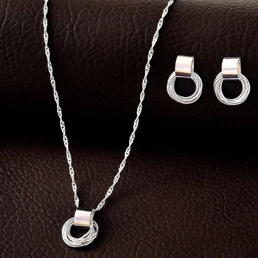 Conjunto de brincos com pingente de círculo, unidos por uma corrente dourada combinando lindamente com o tom prata.
